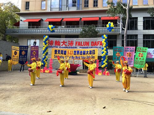 圖1-2：二零一六年五月七日，墨爾本法輪功學員在城市廣場慶祝世界法輪大法日，傳播大法的美好。