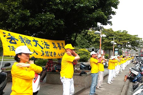 圖14-15：法輪功學員在主要街道旁展示五套功法的美好。