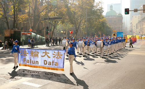 圖8-17：悉尼法輪功學員們在悉尼市中心遊行，與市民共慶「世界法輪大法日」，同時使更多民眾了解法輪大法的美好和被迫害真相。