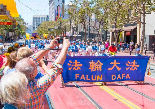 圖17：遊行隊伍經過市中心