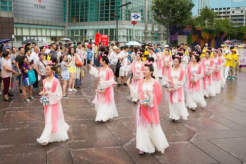 圖6：仙女隊伍沿途送給民眾精心製作的小蓮花