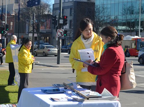 圖3-7：民眾駐足了解真相，並簽名支持法辦迫害元凶江澤民