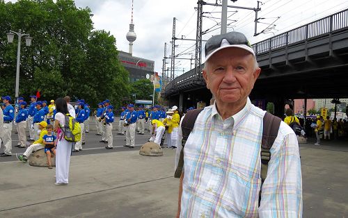 '圖7：八十三歲的柏林人Lothar Kretzner對中共活摘法輪功學員器官，他表示只有在極權主義之下才能如此無人性。'