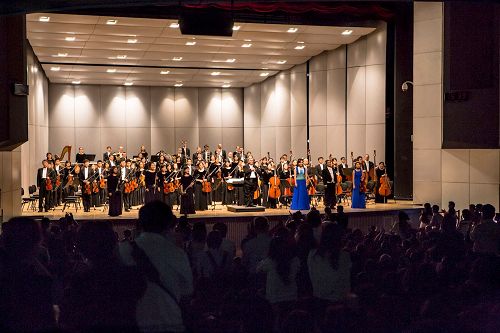 '圖1：指揮米蘭•納切夫在九月二十六日雲林場演出後，帶領音樂家們謝幕，觀眾們喝彩、呼聲依然不絕。'