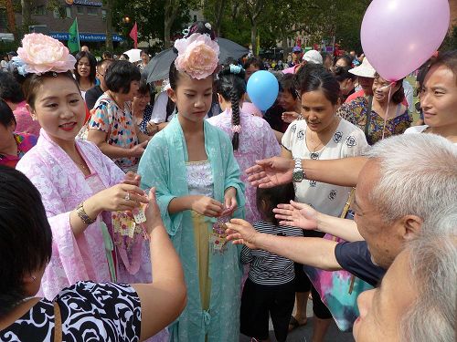 '圖3、民眾爭拿「法輪大法好」小蓮花'