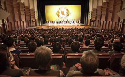 二零一七年一月三十日下午兩點，美國神韻紐約藝術團於東京文京市民會館演出結束謝幕盛況。