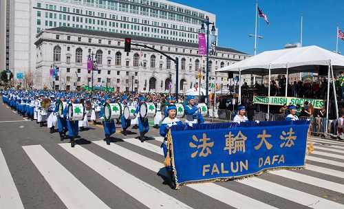 '圖9：天國樂團在主席台前演奏樂曲'