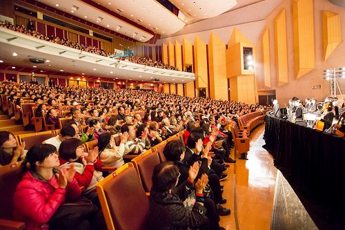 '圖2：三月六日至七日於嘉義市政府文化局音樂廳演出三場，場場爆滿。圖為第三場爆滿的盛況。'