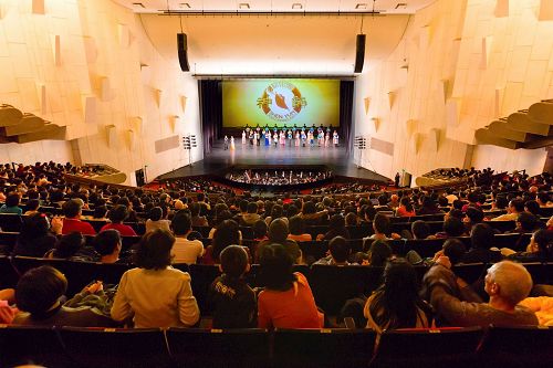 '圖2：三月十一日晚間，神韻紐約藝術團在台南文化中心演出謝幕。'