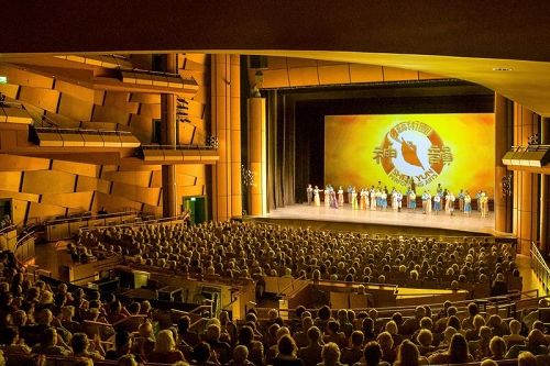 '圖1：美國神韻國際藝術團三月二十一、二十二日，在梅沙市池田劇院（lkeda Theater）上演的三場演出場場大爆滿。圖為演出現場座無虛席的盛況。'