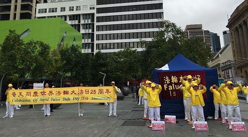 '圖1：五月十三日，昆士蘭部份法輪功學員在布里斯本廣場慶祝法輪大法洪傳二十五週年。'