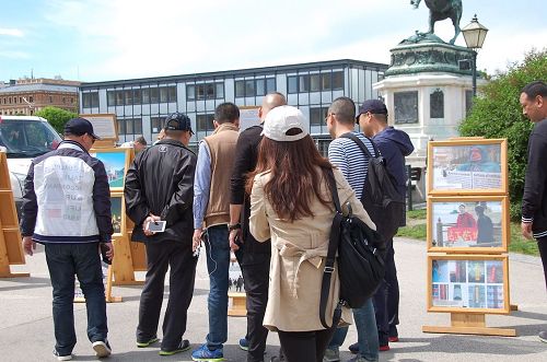 '圖8～9：路過的大陸遊客集體看真相展板'