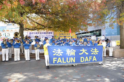 '圖1：2017年5月6日，奧克蘭法輪功學員慶祝即將來臨的世界法輪大法日'