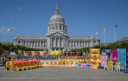 '圖3：集體煉功結束後，舊金山灣區法輪功學員集體合照，恭祝李洪志師父生日快樂。'