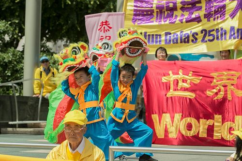 '圖18：法輪功小弟子的舞龍表演'