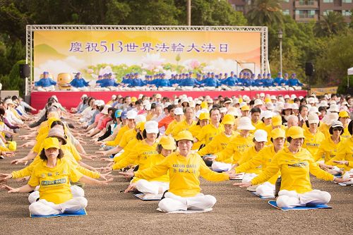 '圖2～3：法輪功學員集體大煉功慶祝「五一三世界法輪大法日」，傳遞大法美好殊勝的真相。'