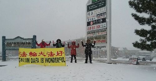 '圖3：來自深圳的黃女士每天參加天梯書店學員在太古廣場外的戶外的晨煉。'