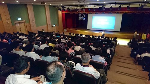 '圖1：來自全台各地，利用網路講真相的部份法輪功學員聚集在桃園市，交流自身的修煉體會，並分享講真相的心得。'