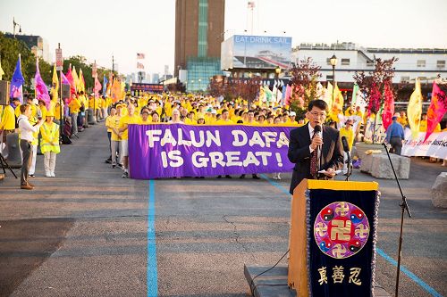 '圖9：哥倫比亞大學政治學博士、時政評論員李天笑在集會上發言'