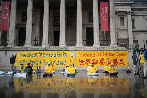 圖7：法輪功學員在特拉法加廣場（Trafalgar Square）展示五套祥和舒緩的功法。