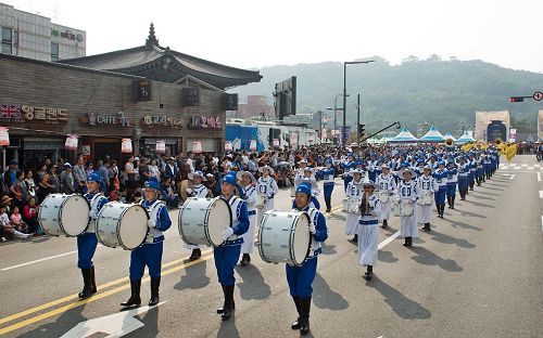 '圖5～7：法輪功天國樂團在遊行中。'