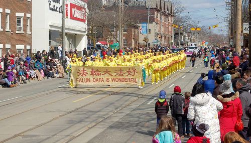 圖1-6：四月一日（星期日）由法輪功學員組成的天國樂團、腰鼓隊和花車參加了多倫多的盛大復活節遊行。