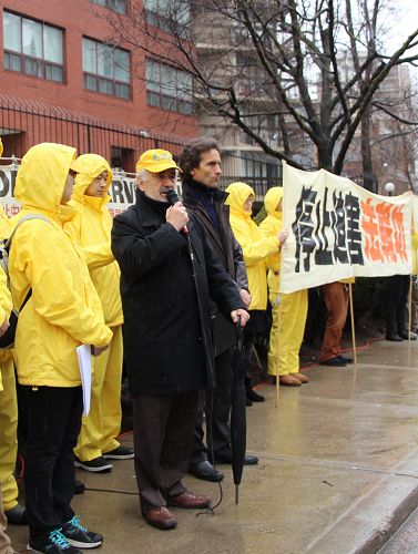 圖7：加拿大前參議員迪尼諾（Con Di Nino）冒雨來到現場支持法輪功學員。