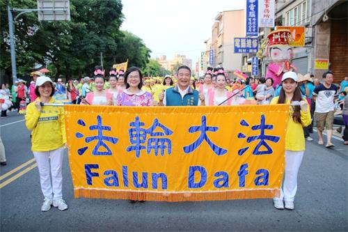 '圖7：頭份市長徐定禎（前中）與夫人楊士儀（前左二）與苗栗腰鼓隊合影。'