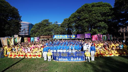 圖1：澳洲悉尼法輪功學員滿懷感恩和喜悅在貝爾莫公園（Belmore Park）拍照向師父恭祝華誕