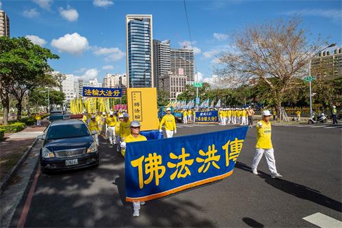 '圖3：遊行隊伍展示巨大《轉法輪》書模型，耀眼奪目。'