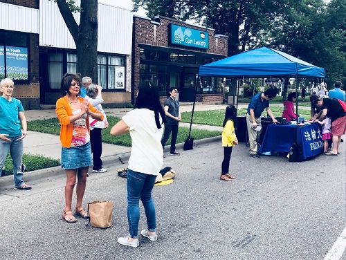 明尼阿波利斯市「開放街道日」活動上，民眾當場學煉法輪功