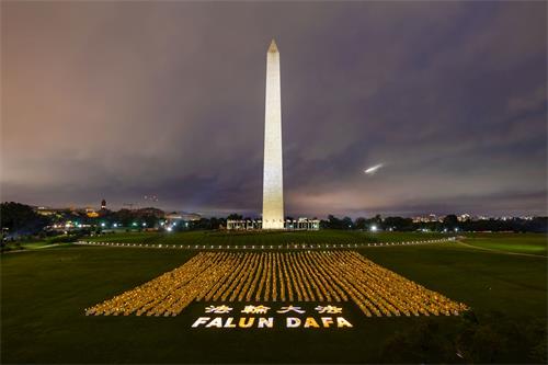'圖4：六月二十二日晚，法輪功學員在華盛頓紀念碑前舉辦燭光夜悼活動'