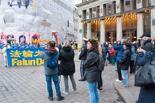 '圖4～8：遊行隊伍經過維也納內城區多個旅遊景點'