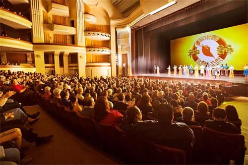 '圖1：二零一九年二月七日至十七日，神韻紐約藝術團本季巡演在大聖地亞哥地區共上演十一場演出，場場爆滿，主辦方不得不加座位以應觀眾的需求。圖為二月十七日下午神韻在該劇院最後一場演出票房繼續售罄，演出在觀眾的熱情和依依不捨的掌聲中落下帷幕。'