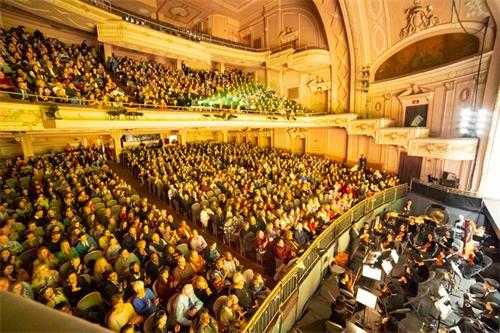 '圖1：中國新年期間，神韻巡迴藝術團在費城瑪麗安劇院（Merriam Theater）的演出場場爆滿。圖為二零一九年二月二十一日晚，第十四場演出爆滿的盛況。'