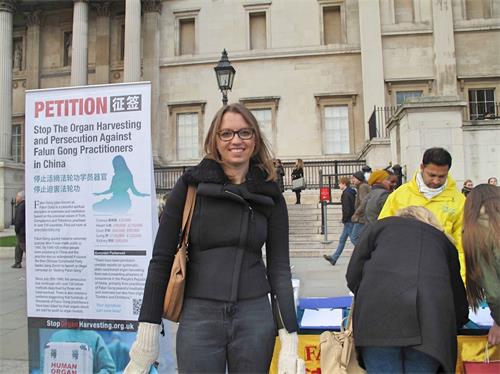 '圖5：二零一九年二月二日，倫敦女士漢娜（Hanna）在倫敦特拉法加廣場（Trafalgar Square）北平台深入了解法輪功真相。'