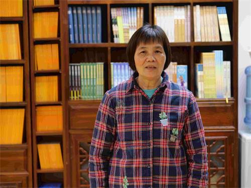 '圖7～8：法輪功學員馮太在書店當義工，喜見越來越多世人得法。'