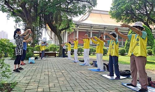 '圖2～4：法輪功學員在紀念館的回廊上、以及緊鄰逸仙路的園區樹下煉功。'