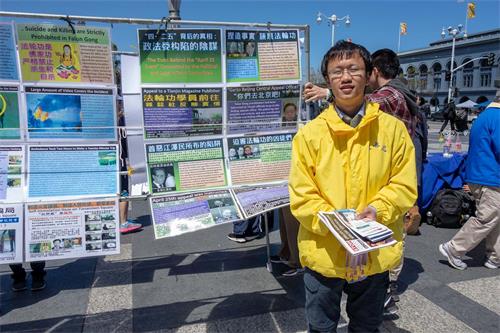 '圖11：法輪功學員黃大衛在渡船大廈前參加講真相活動'