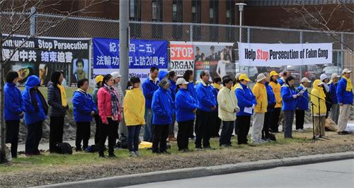 圖1～2：加拿大首都渥太華部份法輪功學員中使館前紀念四﹒二五──法輪功學員和平上訪二十週年。