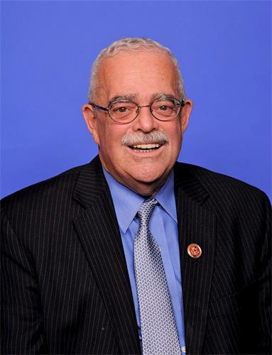 '圖5：美國弗吉尼亞州聯邦眾議員傑瑞德﹒康諾利（Rep. Gerald Connolly）感謝法輪功學員分享他們的經歷，並倡導被廣泛共享的價值觀。'