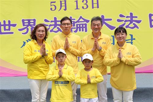 圖16 ：韓國鐵道公社設施處前處長鄭寅軾先生全家及外孫對李洪志先生表達由衷的感恩。