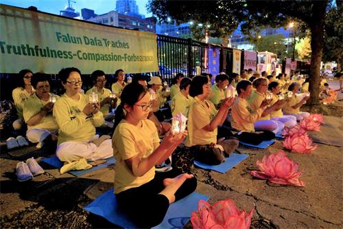 '圖8～9：學員們默默地悼念被迫害致死的大陸同修們'