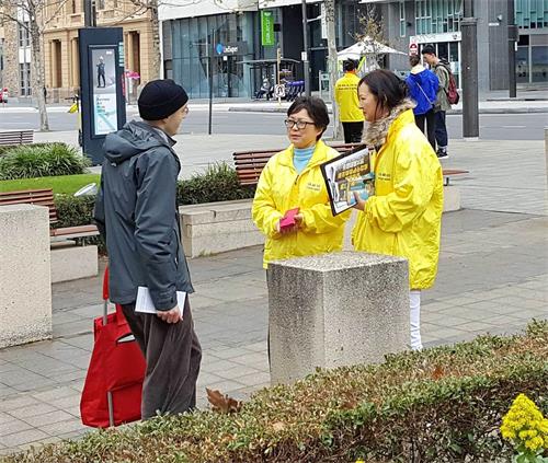 '圖1：大學教師馬裏奧感謝學員告訴他法輪功反迫害真相'