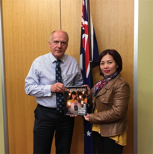 澳洲聯邦參議員、參議院外交事務委員會主席阿貝茨先生（Senator the Hon Eric Abetz，左）在其位於塔斯曼尼亞州首府霍巴特市中心的辦公室和法輪功學員合影。