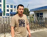 '展中香的兒子為了見母親被警察打得眼睛、鼻子出血，身上多處傷痕'