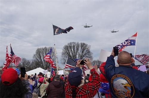 圖4： 在弗林將軍演說過程中，總統海軍陸戰隊一號環繞自由廣場上空飛過，並環繞數圈，人們興奮的歡呼，揮舞國旗致意。