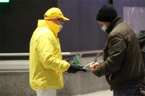 '圖3～8：在蘇黎世火車站大廳人們紛紛簽名要求制止中共迫害法輪功，解體中共'