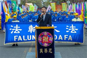 '法輪功學員石採東在二零一九年紐約紀念「四。二五」集會上回顧了當年上訪的情形'