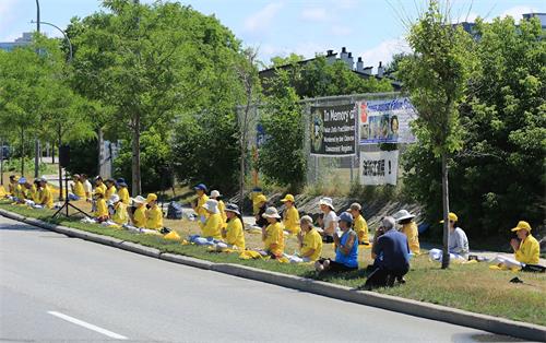 '圖1：二零二零年七月十七日，加拿大渥太華部份法輪功學員匯聚到中使館前，紀念全球法輪功學員反迫害二十一週年，要求中共立即停止迫害。'